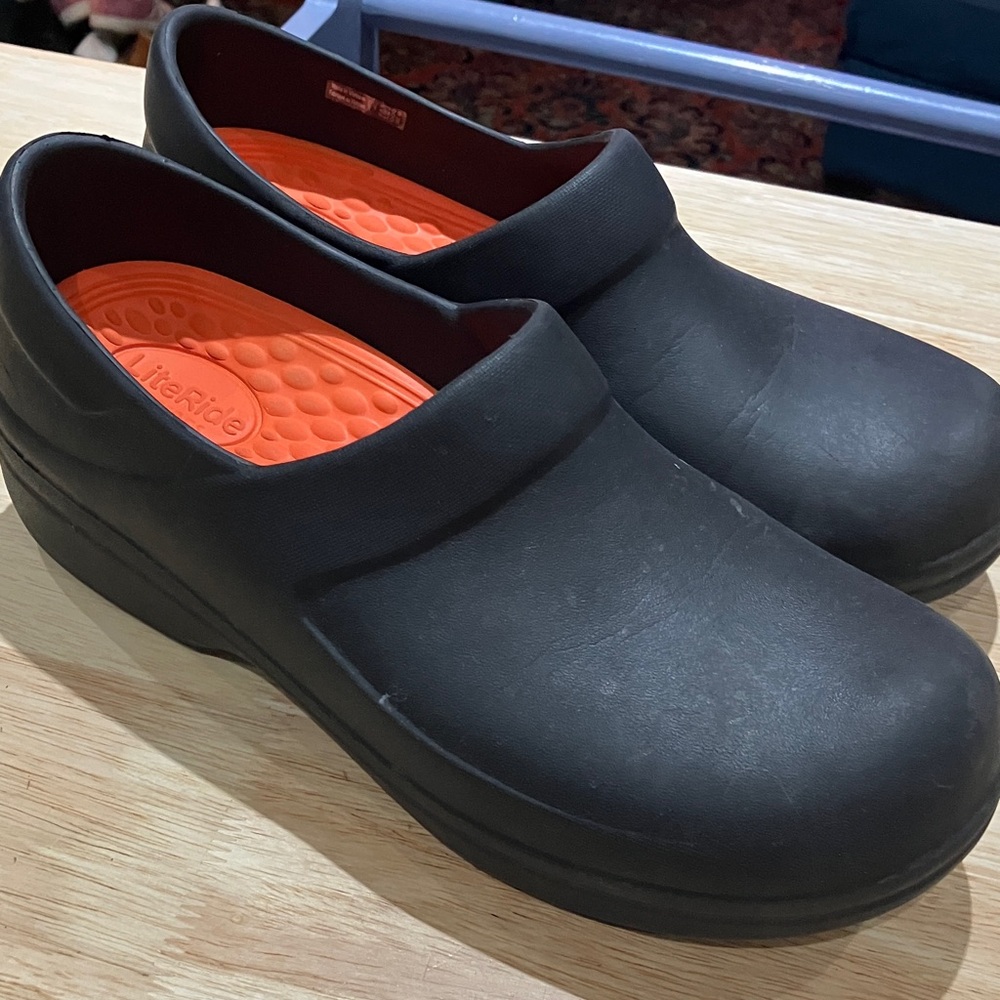 Literate by Crocs clogs size 9
